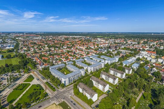 Der Augsburger Stadtteil Haunstetten rund um die Inninger Stra&szlig;e aus der Vogelperspektive