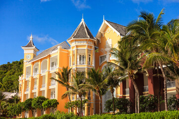 Obraz premium A large building with a clock tower and a balcony