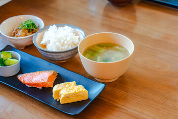 味噌汁を添えた焼き鮭と卵焼きの和朝食
