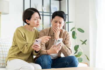 スマホで悩むミドルの夫婦