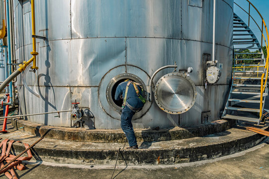 Male into the fuel tank stainless oil area confined