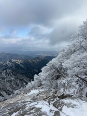 厳冬期の御在所岳 霧氷に覆われた雪山と遠景の眺望