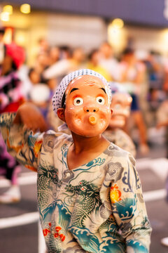 ひょっとこのお面を付けて楽しむ夏祭の踊り