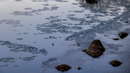 氷の流れる川　冬の久慈川　シガ © Yuuki Kobayashi