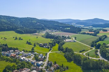 Obraz premium Ausblick auf den Vorderen Bayerischen Wald rund um Neukirchen im Kreis Straubing-Bogen