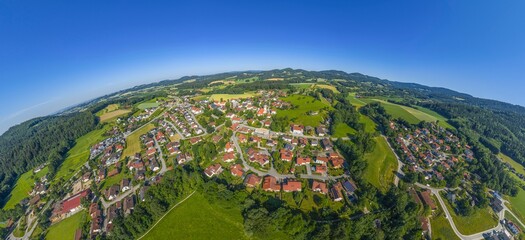Obraz premium Die Gemeinde Neukirchen in der niederbayerischen Region Donau-Wald aus der Vogelperspektive