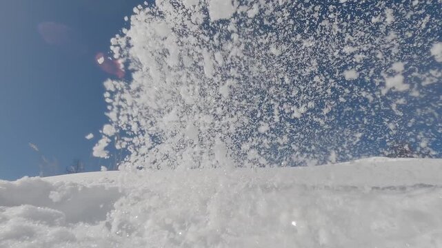 地面に置いたカメラに雪がかかる様子