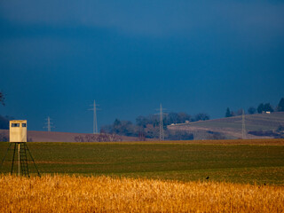 Hoch und J&auml;gersitz im Feld