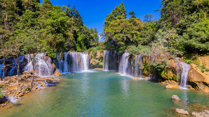 Obraz premium Glue Thor waterfall in Karen State, Myaing Gyi Ngu Township, Myanmar (Burma) New country kawthoolei