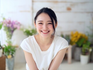 花のある明るい部屋で白い服を着た女性が自然な笑顔を見せるやさしい日常イメージ