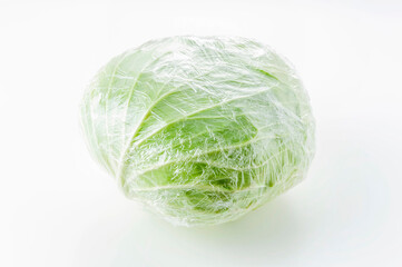 ラップで包んだ新鮮なキャベツ