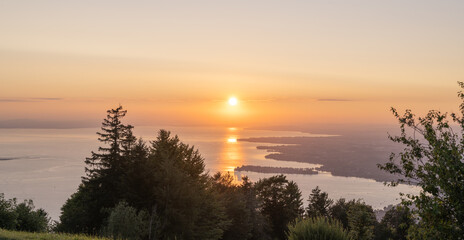 Obraz premium Golden sunset reflecting on lake constance seen from Pfänder mountain