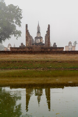 Bouddha assis du temple Sra Si