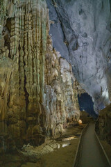 Concr&eacute;tions en colonnes de la grotte de Phong Nha