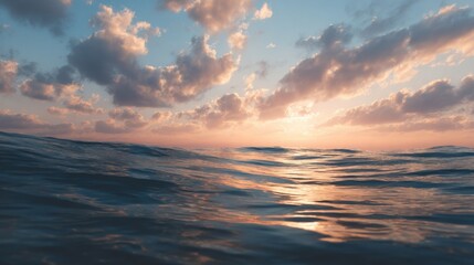 Obraz premium Ocean at sunset with dramatic clouds and gentle waves.