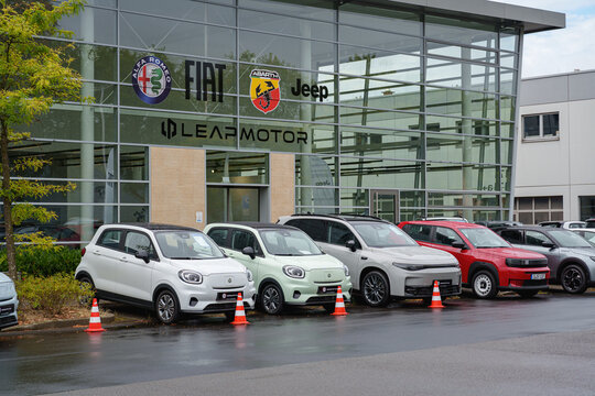 Leapmotor cars parked outside dealership featuring Alfa Romeo, Fiat, Abarth and Jeep signage