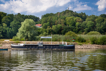 Obraz premium Hitzacker Fähranleger Elbe Sommer