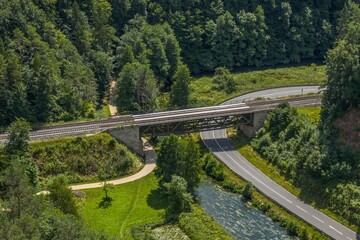 Fototapeta premium Blick auf eine alte Eisenbahnbrücke über die Pegnitz an der Bahnlinie Nürnberg-Cheb
