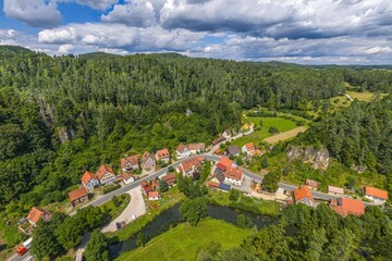Obraz premium Sommerlicher Ausblick auf die Hersbrucker Alb um Lungsdorf an der Pegnitz nahe Velden