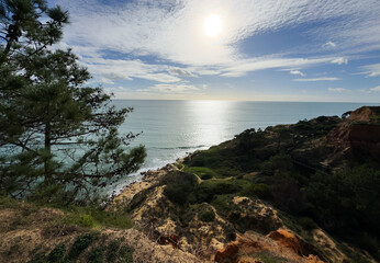 Obraz premium View of the sea and rocks of the beach of Olhos de Agua, Albufeira, Algarve, Portugal.