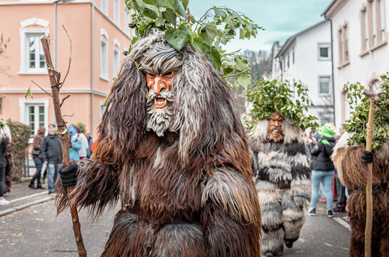 umzug - fastnacht - stra&szlig;e - wilder mann - waldmensch - haarig - brusthaare