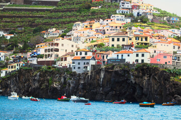 Madera osady wioski miasteczka położone na stokach i dolinach © KoLesfot