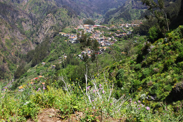 Madera osady wioski miasteczka położone na stokach i dolinach © KoLesfot