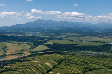 Panoramiczny widok z szczytu Trzech Koron na przełom Dunajca i Tatry. Opis: Malowniczy krajobraz Pienińskiego Parku Narodowego widziany z tarasu widokowego na Trzech Koronach. Widoczna wijąca się rzek © Micha