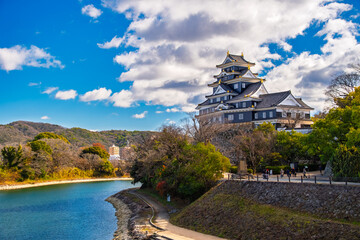 岡山市 青空の下の岡山城天守閣と旭川の風景