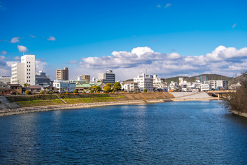 Obraz premium 岡山市 旭川河川敷の遊歩道「旭川おしろみち」と鶴見橋の風景