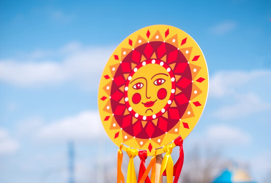 Sun-shaped decorations for Maslenitsa on the street