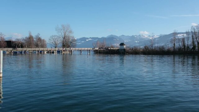 Winter in Rapperswil, Leute spazieren in ihrer Freizeit &uuml;ber den Holzsteg in Rapperswil-Hurden an einem Sonntag im Januar 2026