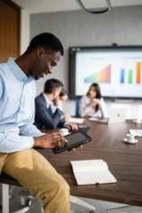 Obraz premium Young businessperson using digital tablet during meeting