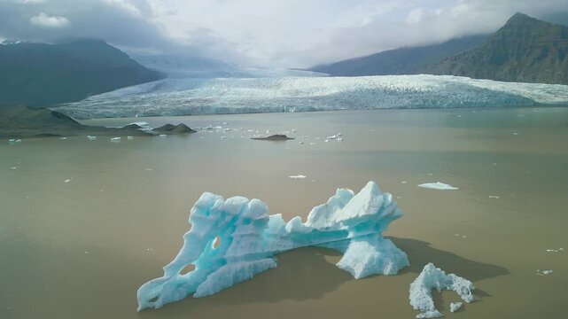 Icebergs from the Fjallsj&ouml;kull glacier in the lagoon of Fjalls&aacute;rl&oacute;n, Iceland