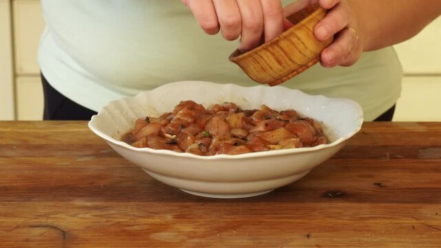 Process of seasoning chicken slices for cooking
