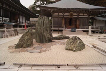 寺院の枯山水庭園と石の配置画面