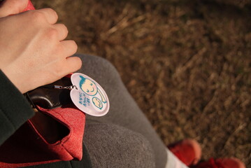 安全キーホルダー付きバッグを持つ手