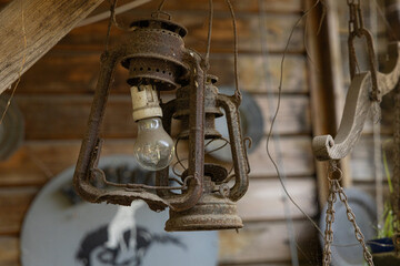 Stara lampa w stadninie koni w Polsce © Magdalena