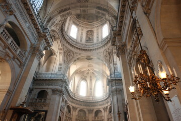 Naklejka premium Intérieur de l'église Saint-Paul-Saint-Louis avec vue sur le dôme baroque, Paris
