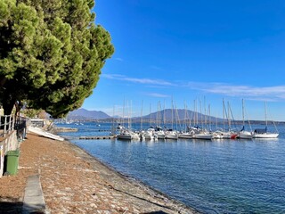 Lesa, la luce invernale sul Lago Maggiore, Piemonte, Italia