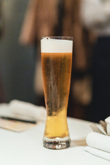 グラスに注がれたビール
