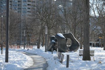 Obraz premium Henry Moore's Large Two Forms in Grange Park, wintertime, Toronto