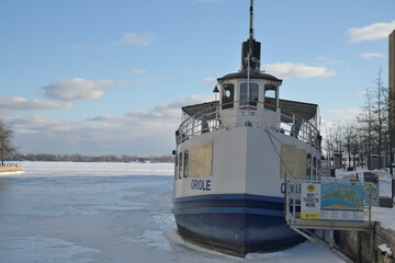 Obraz premium view across Toronto Harbour and City Cruises Oriole vessel