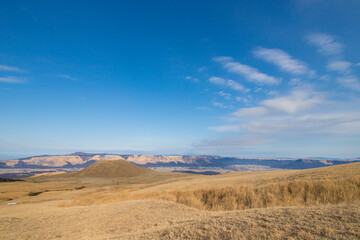 青空と阿蘇の風景（熊本県阿蘇）