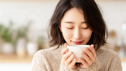 飲み物の香りを楽しみリラックスする女性
