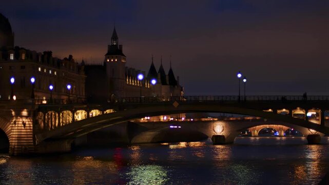 L'Ile de la Cit&eacute; of Paris by night 