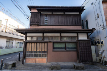Fototapeta premium 日本の古い木造二階建住宅/狭小住宅/一戸建て/
