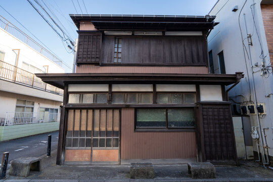 日本の古い木造二階建住宅/狭小住宅/一戸建て/