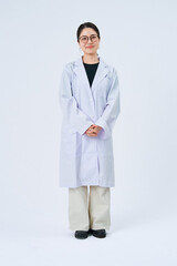 白衣を着た若い女性