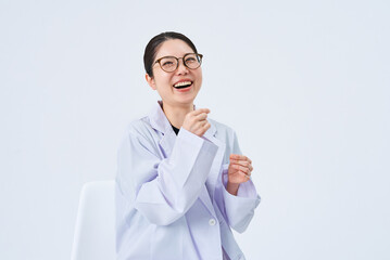 白衣を着た若い女性